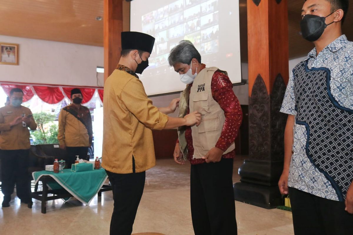 Bupati Trenggalek Mochamad Nur Arifin saat mengukuhkan Satgas Perlindungan Perempuan dan Anak.(Foto: Humas Pemkab Tulungagung)