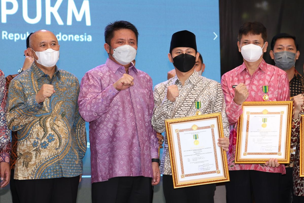 Berkomitmen Majukan UMKM Trenggalek, Mas Ipin Raih Penghargaan dari Menkop RI