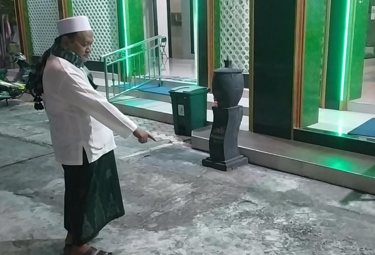 Takmir masjid saat menunjukkan lokasi sepeda motor yang dicuri maling.(Foto Elok Aprianto)