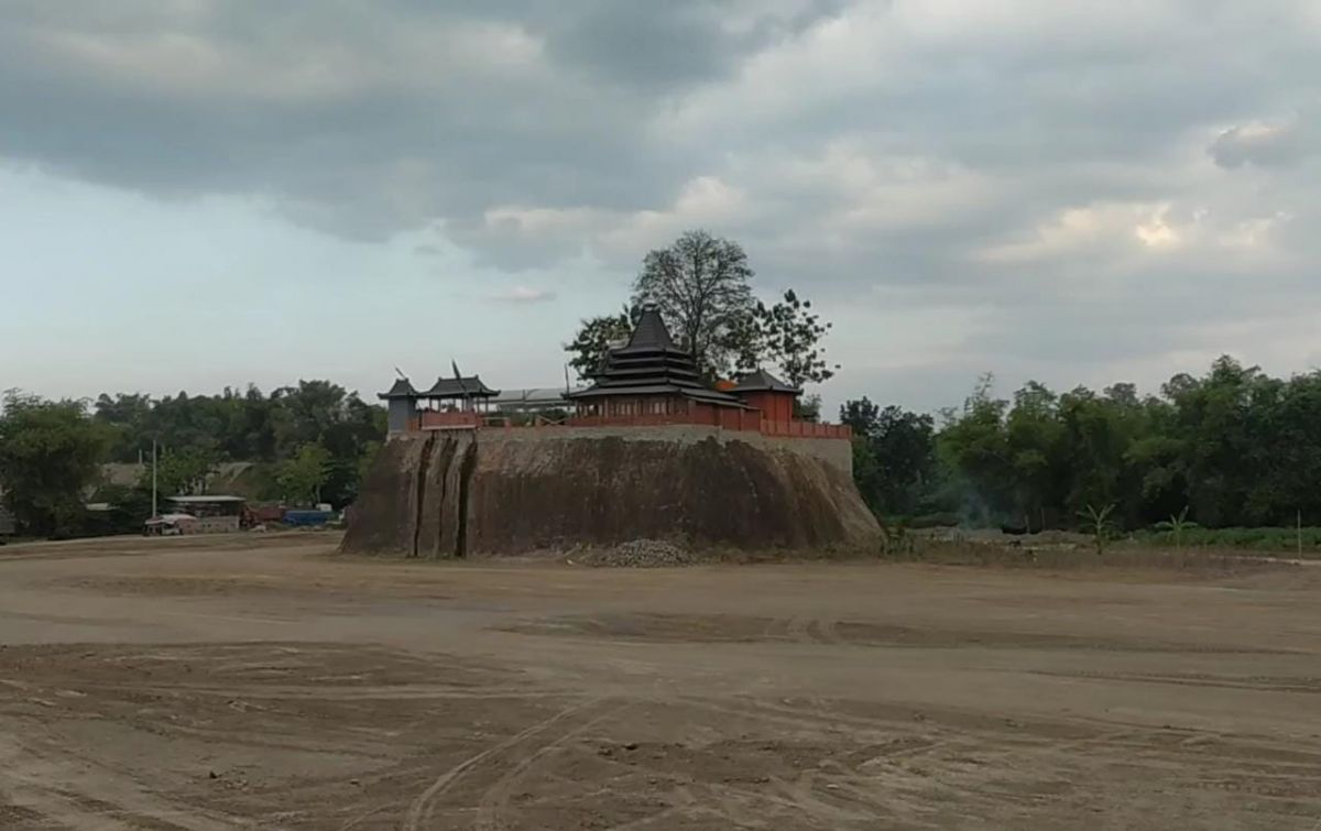 Masjid Mbah Buyut Sona yang letaknya berada di bukit Kabuh, tempat galian C.(Foto: Elok Aprianto)