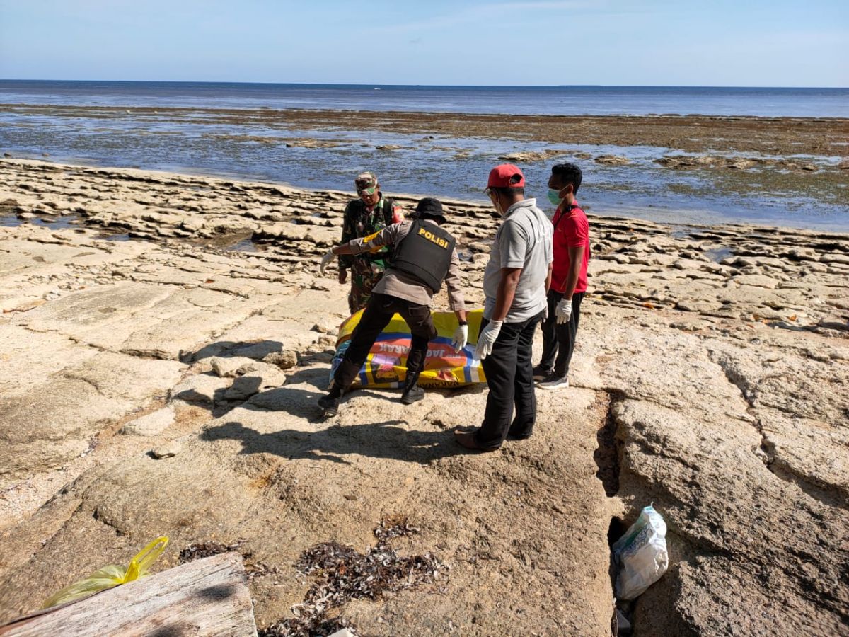 Petugas mengevakuasi mayat tak beridentitas di Kecamatan Arjasa, Pulau Kangenan, Sumenep.(Foto: Polres Sumenep for jatimnow.com)