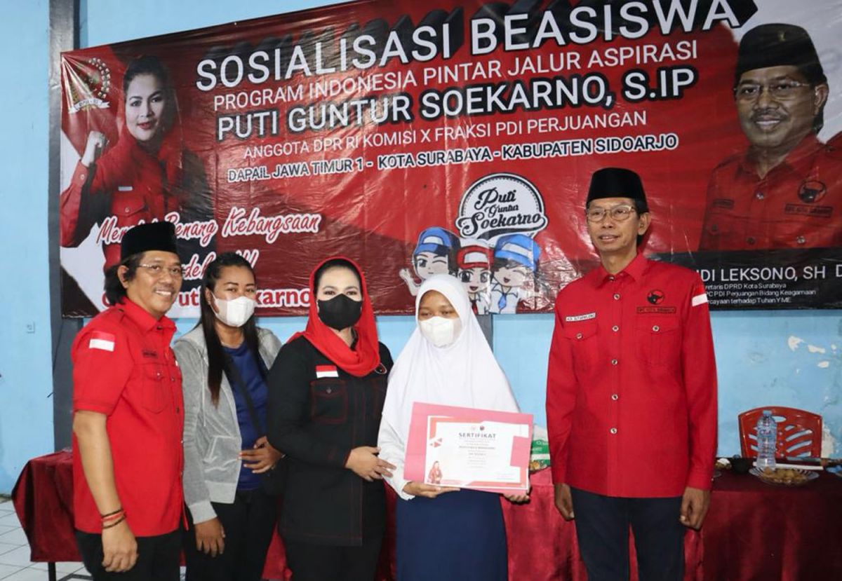 Anggota Fraksi PDI Perjuangan (PDIP) DPR RI Puti Guntur Soekarno bersama Ketua PDIP Surabaya Adi Sutarwijono dan Wakil Ketua Bidang Keagamaan Budi Leksono saat melakukan sosialisasi PIP di Bubutan (Foto: Ni'am Kurniawan/jatimnow.com)