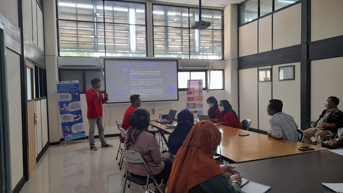 Kegiatan yang dilakukan mahasiswa Fakultas Psikologi Untag dI PT PAL saat prosesi Bentuk Kegiatan Pembelajaran (BKP) MBKM Proyek Kemanusiaan di 15 mitra. (Foto: Humas Untag Surabaya for jatimnow.com)