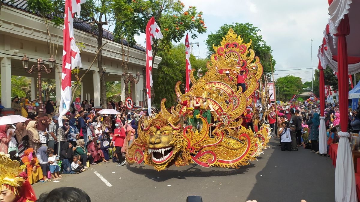 Beberapa momen, aksi penampilan, tari, ragam budaya, pertokohan, dan adat istiadat di Megilan Karnaval Lamongan yang berhasil diabadikan.(Foto: Adyad Ammy Iffansah/jatimnow.com)