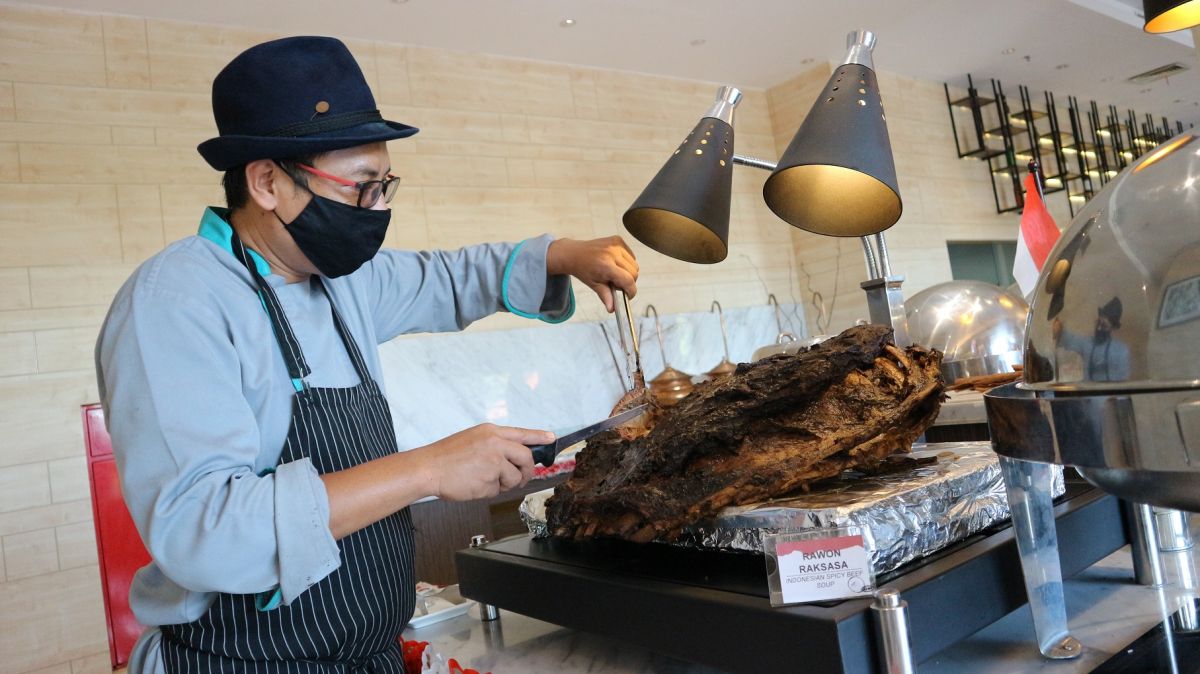 Sajian Rawon Iga Raksasa by Midtown Residence Surabaya. (Foto: Fajar Mujianto/jatimnow.com)