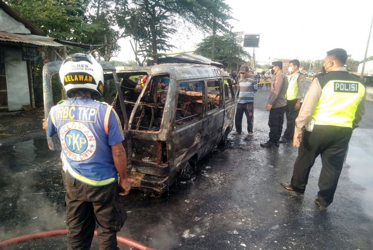 Mobil Suzuki Carry yang hangus terbakar di Jombang (Foto: BPBD Kabupaten Jombang)
