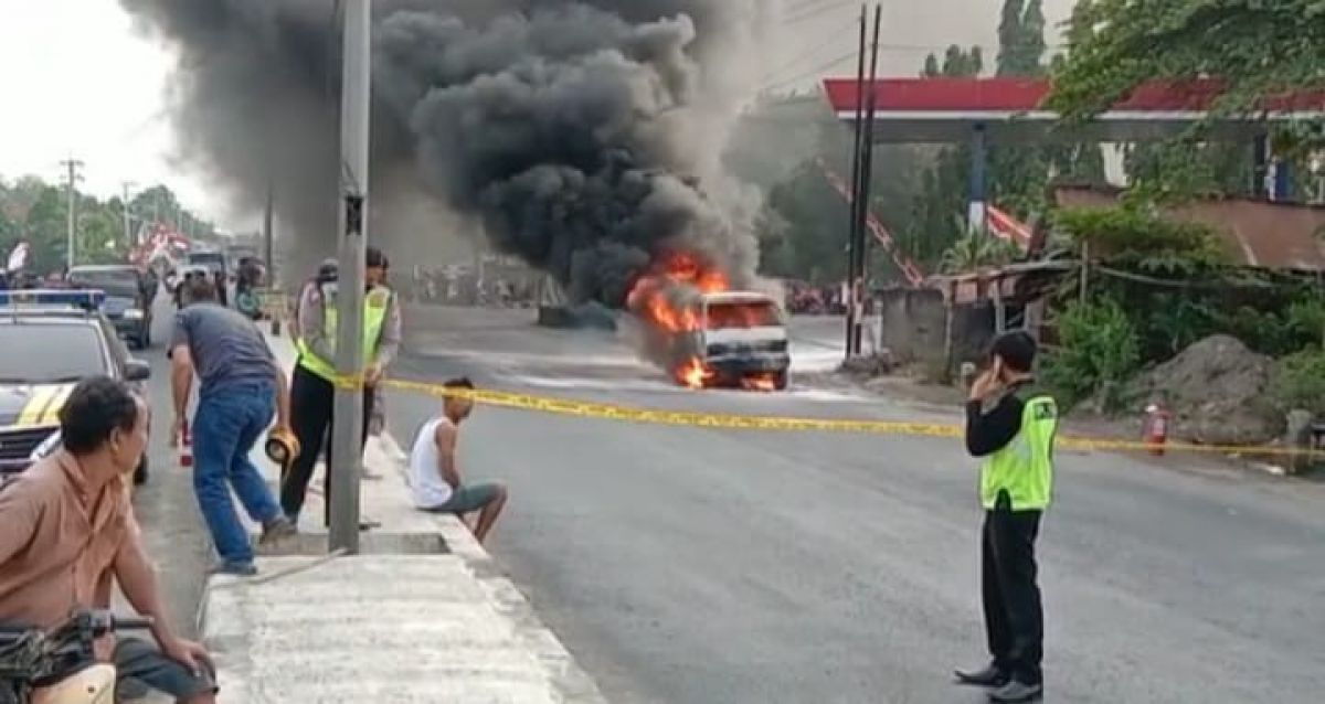 Upaya pemadaman yang dilakukan BPBD Kabupaten Jombang. (Foto: Elok Aprianto/jatimnow.com)