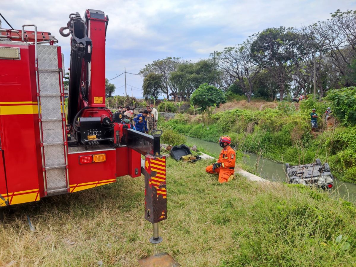 Sopir Masih Belajar, Mobil Brio Putih Milik Warga Surabaya Terbalik di Sungai