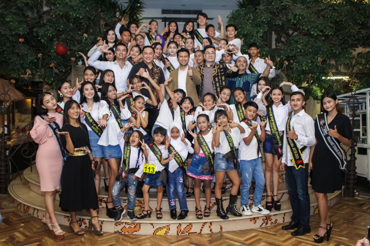 Penyematan selempang Finalis Top Model Indonesia, dan berfoto bersama Wakil Gubernur Jatim, Emil Dardak. (Foto: Nita for jatimnow.com)