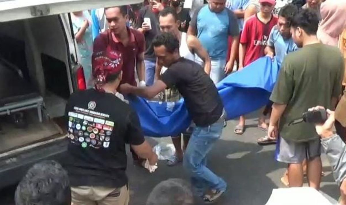 Evakuasi pengendara yang tewas dalam kecelakaan motor dan truk di Jombang (Foto: Elok Aprianto/jatimnow.com)