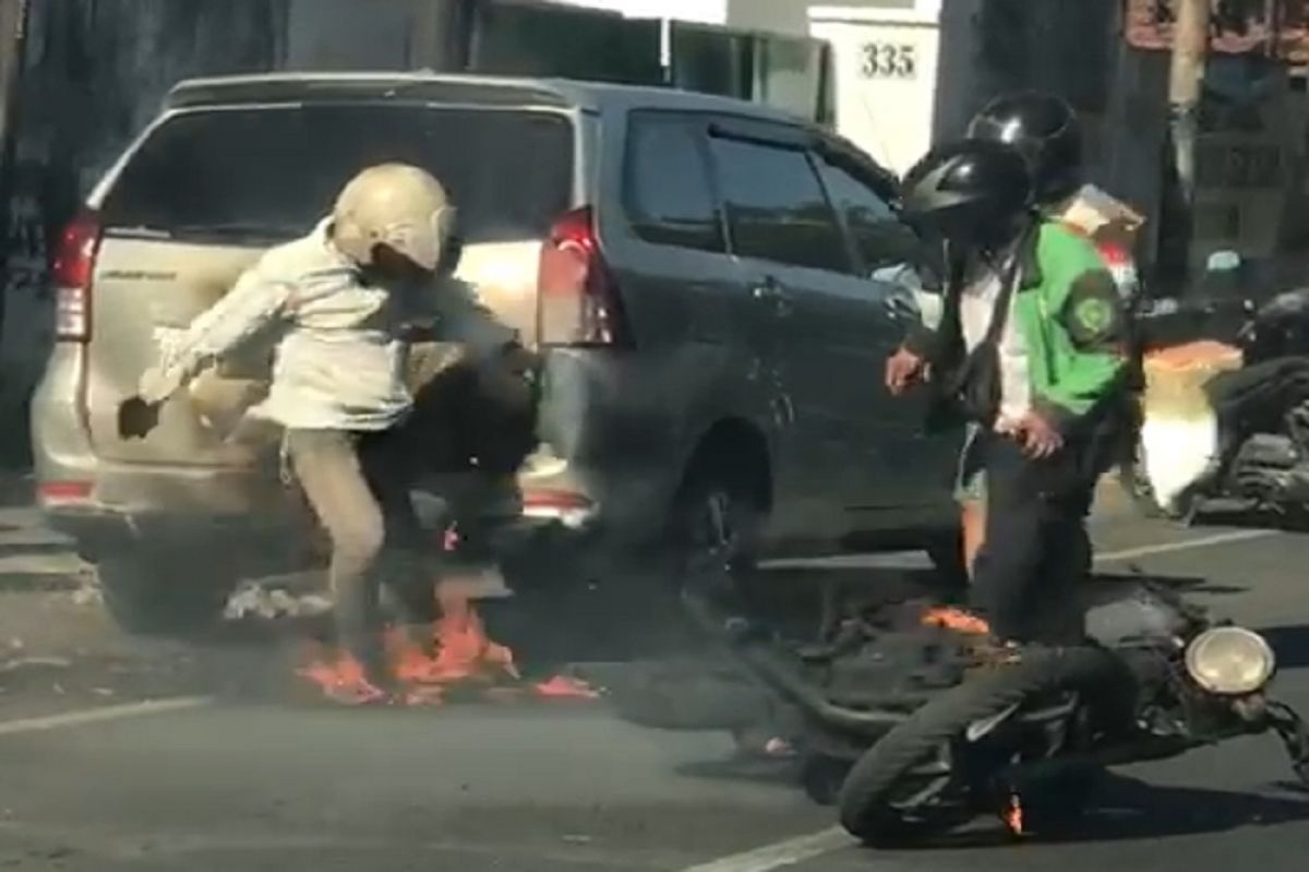 Motor dan mobil terbakar di Jalan Kenjeran Surabaya. (Foto: tangkapan layar Facebook)