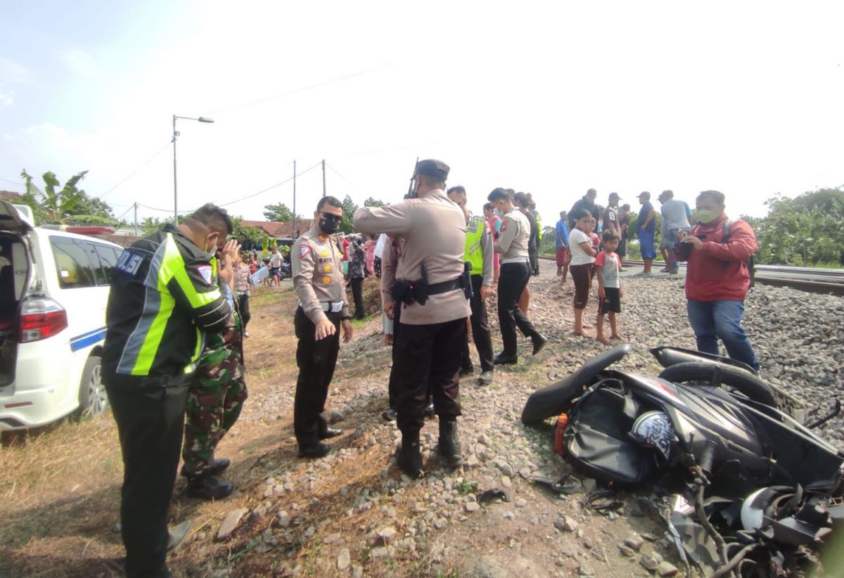 Motor tersambar kereta api, ibu di Mojokerton tewas, anaknya terluka (Foto: Nor for jatimnow.com)