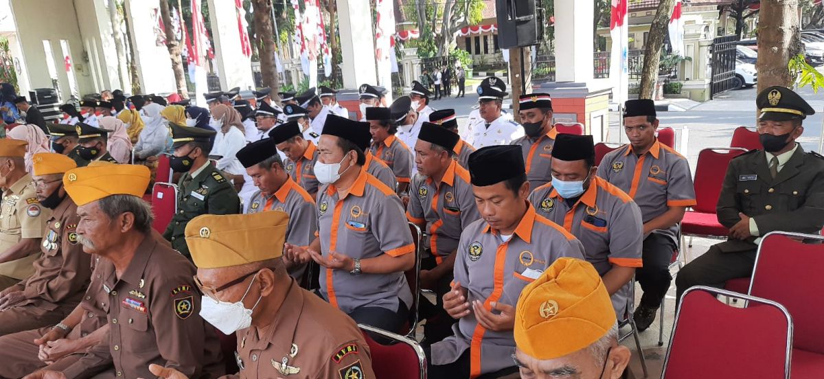 Belasan eks Napi teroris yang menghadiri upacara HUT RI ke-77 di Alun-alun Lamongan. (Foto: Adyad Ammy Iffansah/jatimnow.com)