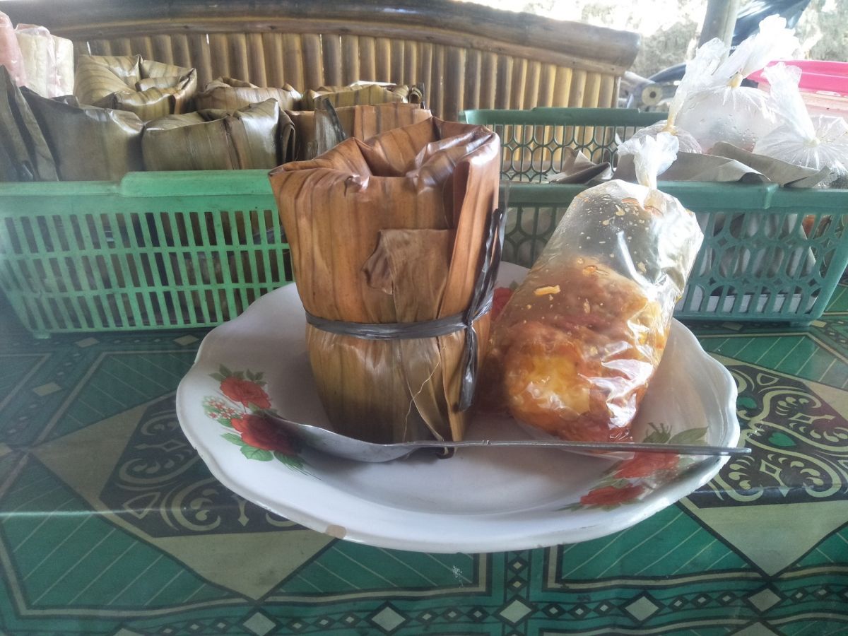 Nasi gulung khas Desa Wonocolo, Kecamatan Kedewan, kawasan tambang minyak di Kabupaten Bojonegoro. (Foto-foto: Misbahul Munir/jatimnow.com)