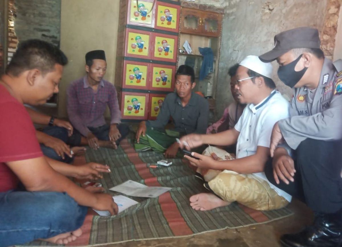 Polisi saat di rumah duka, nelayan yang tergulung ombak di Perairan Sumenep. (Foto: Polres Sumenep/jatimnow.com)