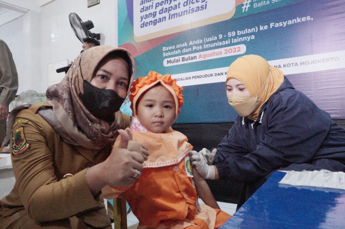 Wali Kota Mojokerto Ika Puspitasari saat meninjau imunisasi anak nasional.(Foto: Diskominfo Kota Mojokerto/jatimnow.com)