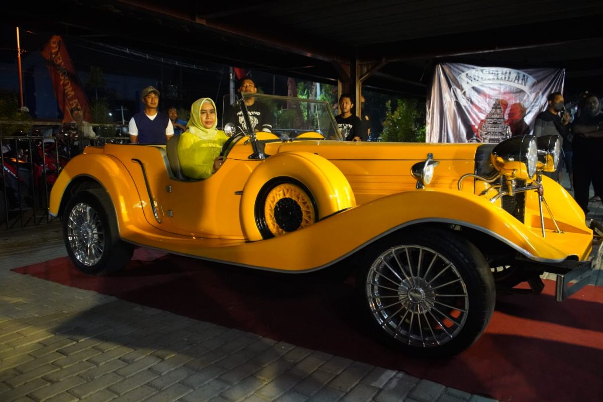 Wali Kota Mojokerto Ika Puspitasari saat mencoba menaiki mobil klasik.(Foto: Diskominfo Kota Mojokerto/jatimnow.com)
