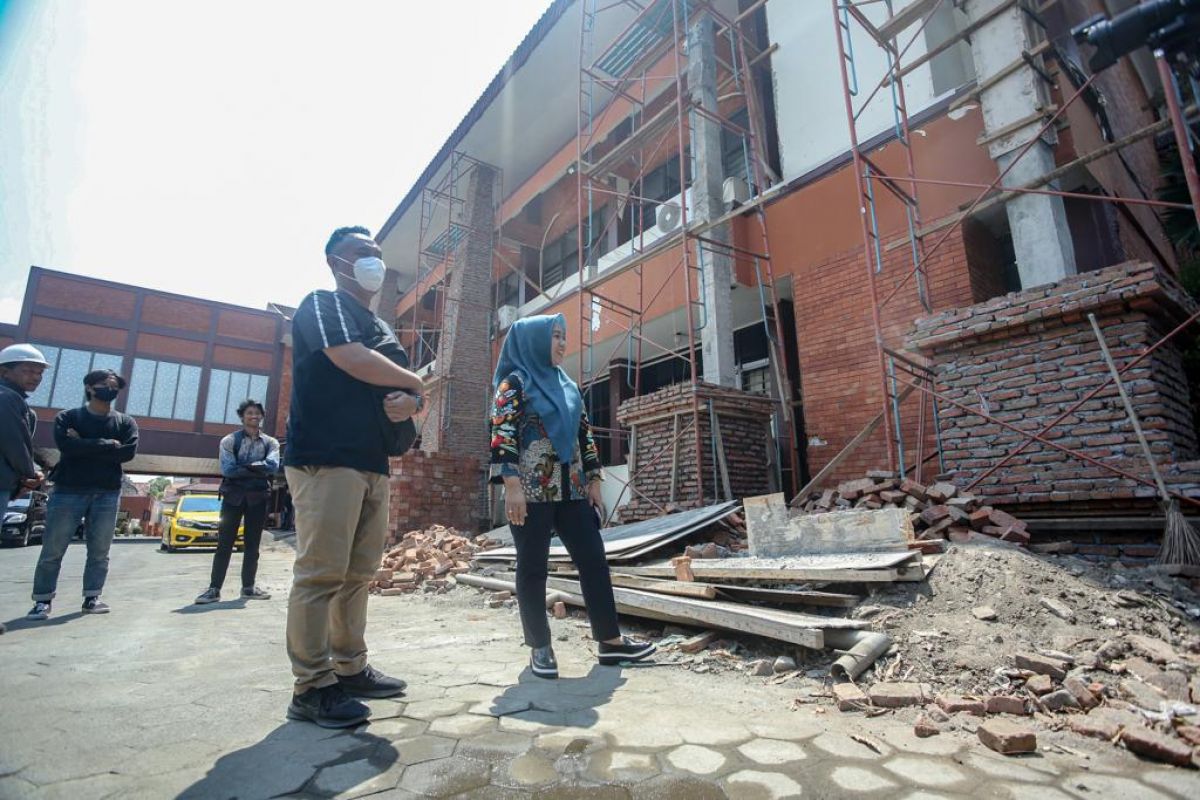 Tiang Ornamen di Pemkot Mojokerto Ambruk, Ning Ita: Ayo Diawasi Bareng