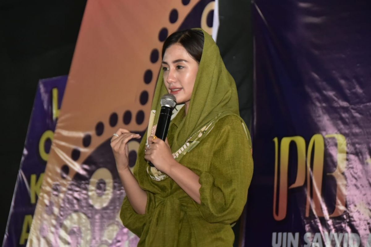 Novita Hardini saat menjadi pembicara dalam PBAK UIN SATU Tulungagung. (Foto-foto: Kominfo Trenggalek)