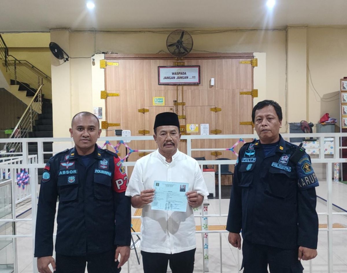 Mantan Bupati Jombang, Nyono Suharli Wihandoko saat bebas dari masa hukumnnya dari Lapas Klas I Surabaya. (Foto: Humas Kemenkumham Jatim/jatimnow.com)