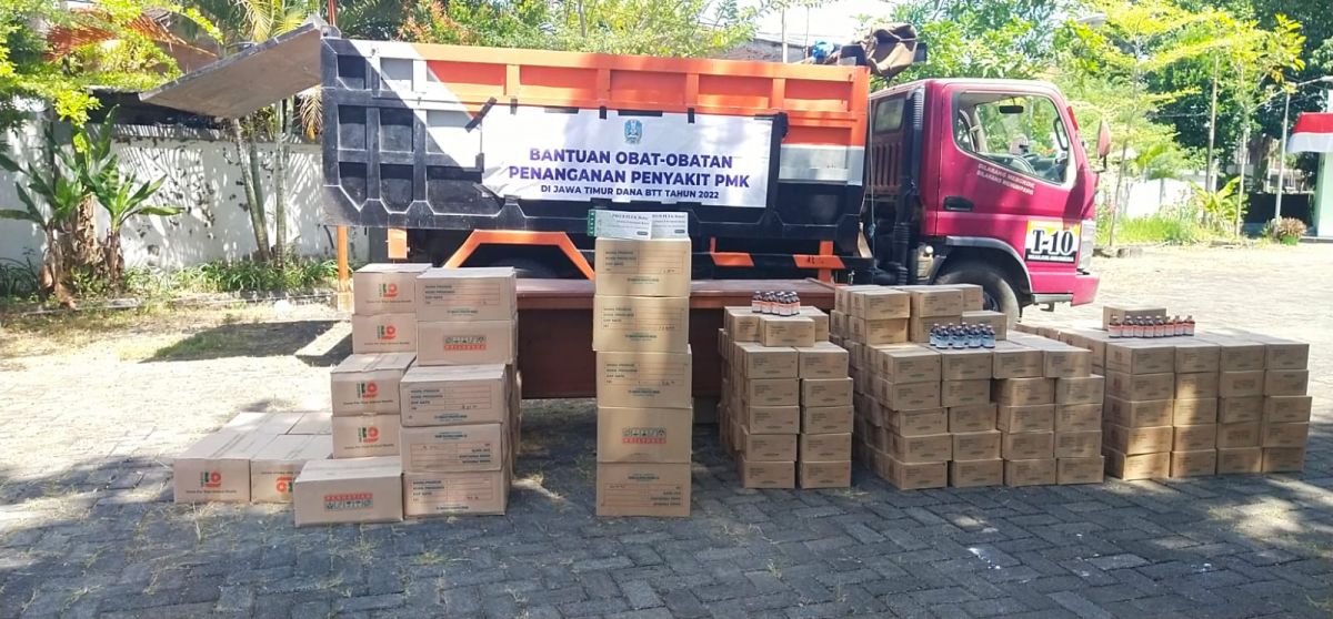 Distribusi desinfektan dan obat-obatan untuk penanganan darurat PMK dari Dinas Peternakan Jatim.(Foto: Ahmad Basir for jatimnow.com)