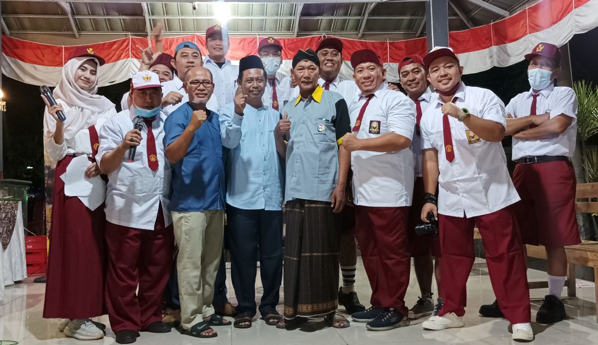Panitia tirakatan HUT ke-77 RI di Gresik.(Foto: Sahlul Fahmi)