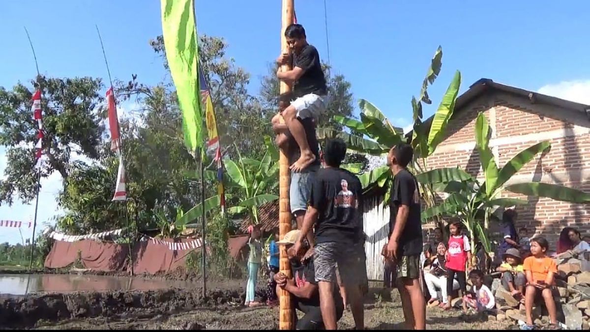Keseruan lomba panjat pinang. (Foto: Relawan Des Ganjar)