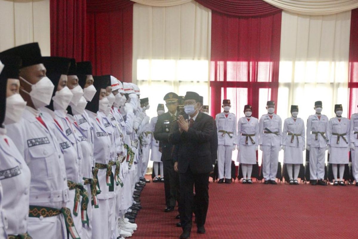 Wali Kota Pasuruan Saifullah Yusuf saat mengukuhkan Paskibraka.(Foto: Humas Pemkot Pasuruan)