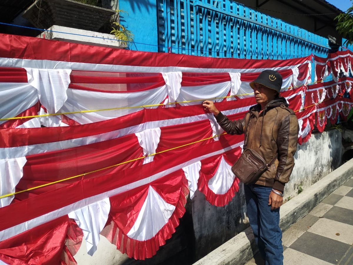 Kadir, warga asal Garut Jawa Barat yang menjual bendera dan umbul-umbul di Kota Batu.(Foto: Galih Rakasiwi)