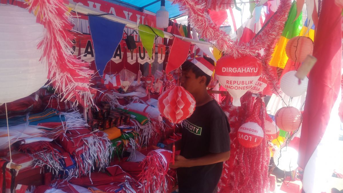 Pedagang pernak-pernik kemerdekaan di Jalan Marmoyo, Surabaya. (Foto-foto: Zain Ahmad/jatimnow.com)