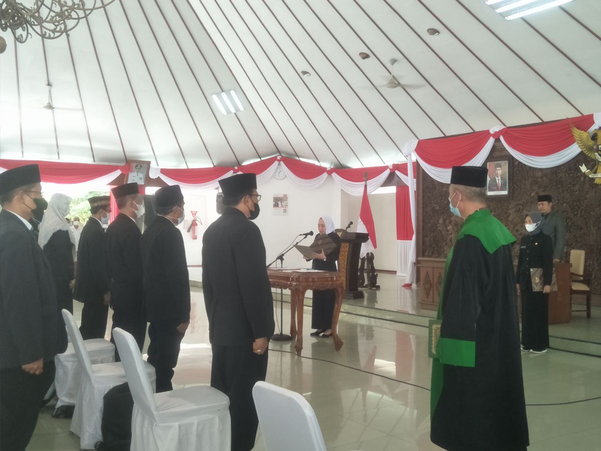 Bupati Anna Mu'awanah saat melantik 43 pejabat di Pendopo Malowopati Bojonegoro. (Foto: Misbahul Munir/jatimnow.com)