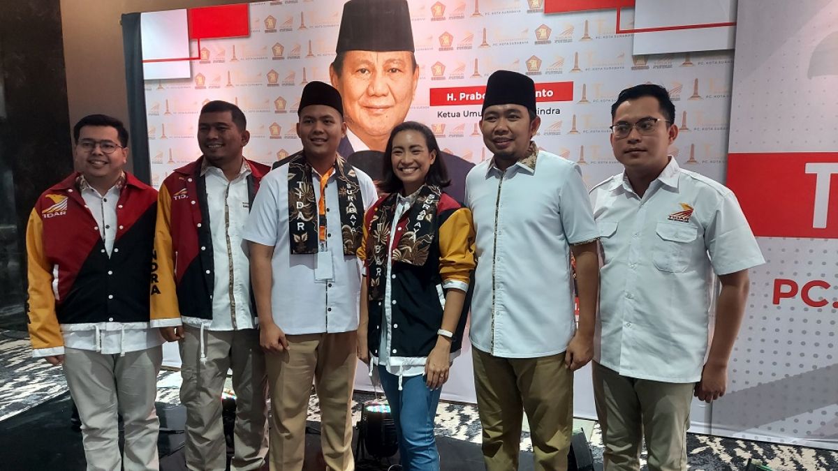 Rahayu Saraswati (tengah) bersama Ketua PD Tidar Jatim Muhammad Fawait (dua kanan) dan Ketua PC Tidar Surabaya Dwi Wijayanto (tiga kiri). (Foto: Ni'am Kurniawan/jatimnow.com)