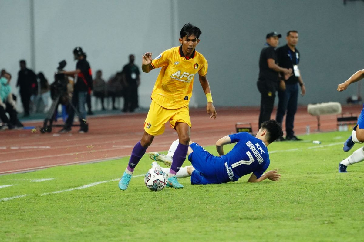 Pemain Persik Kediri Yusuf Meilana berduel dengan pemain PSIS Semarang (Foto: Media Officer Persik Kediri/jatimnow.com)