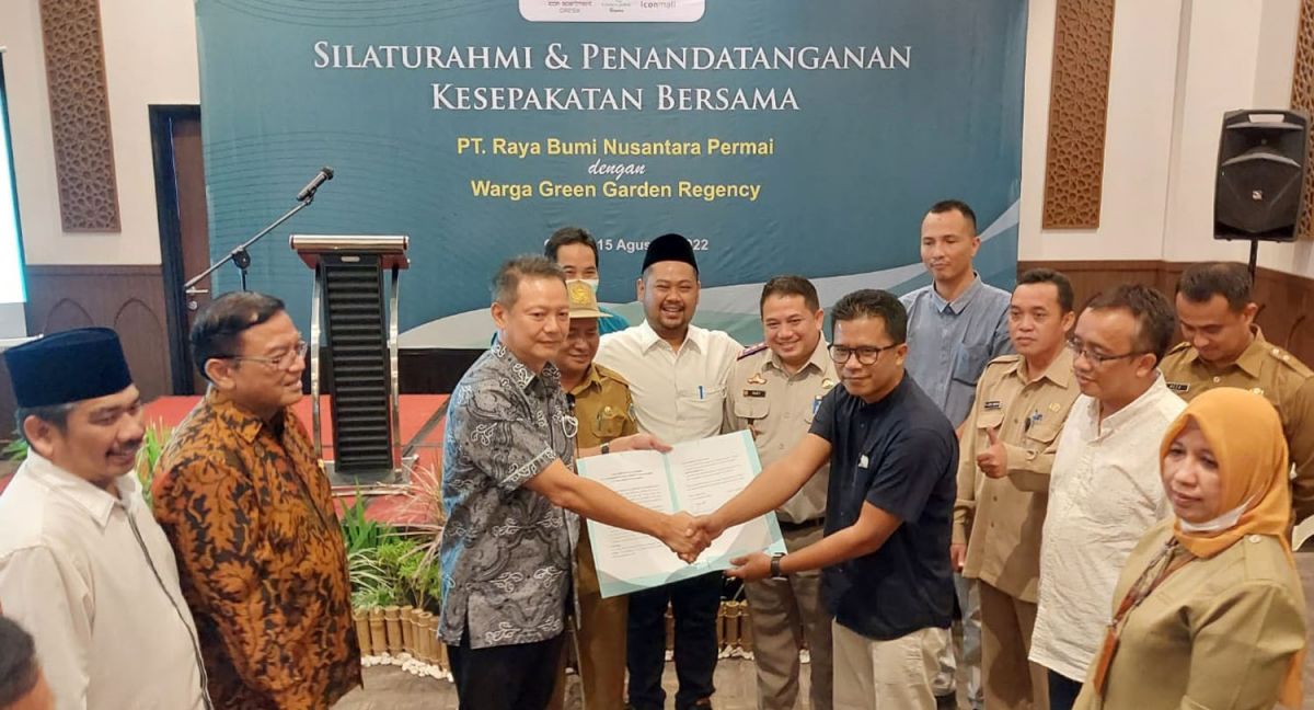Penandatanganan kesepakatan antara warga Perum Green Garden Regency Gresik dan PT. Raya Bumi Nusantara Permai