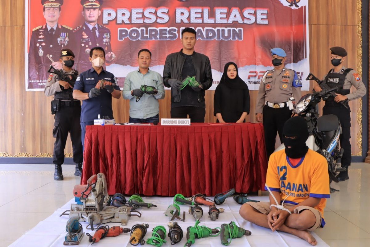Tersangka pembobol bengkel las diamankan polisi. (Foto: Humas Polres Madiun)