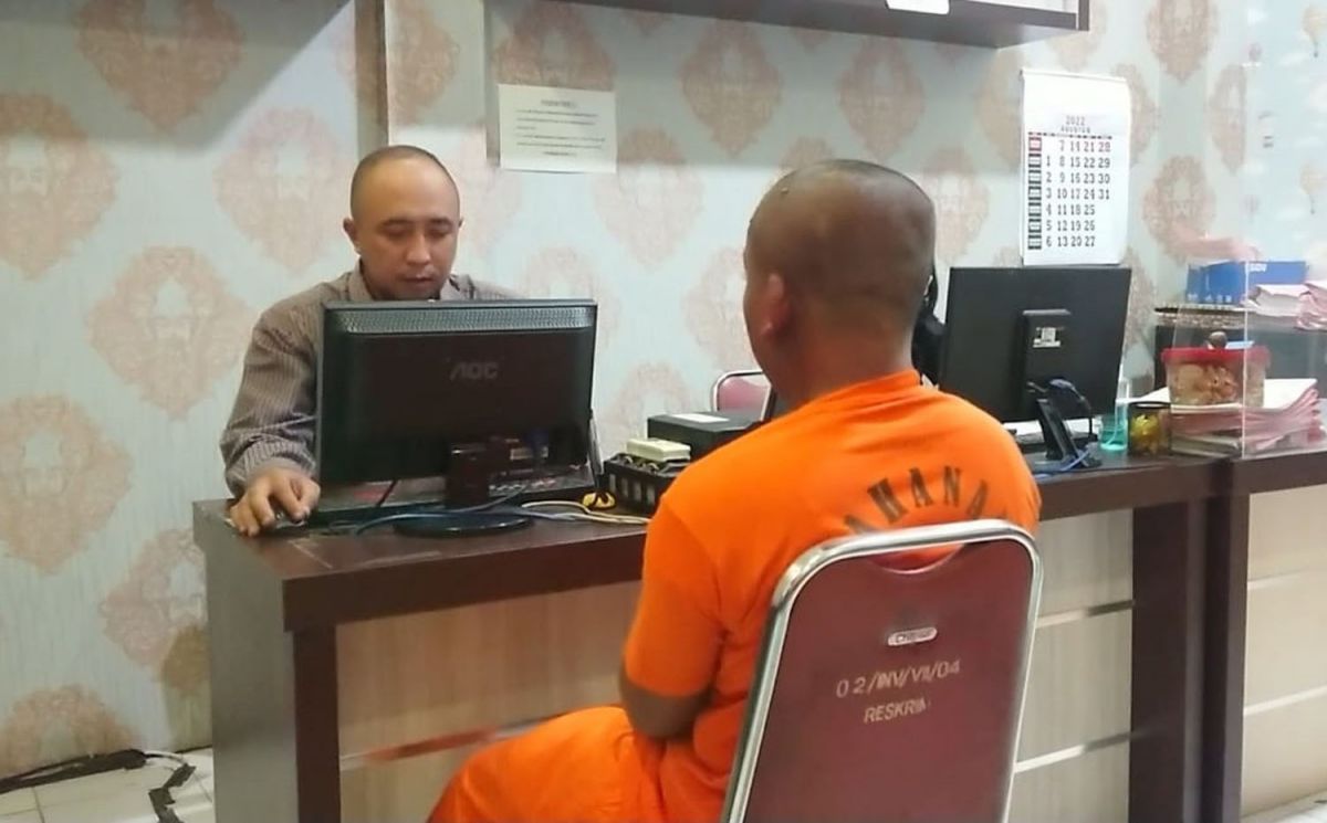 Pemuda yang tiduri wanita beristri korban kecelakaan saat diperiksa penyidik Satreskrim Polres Tulungagung (Foto: Bramanta Pamungkas/jatimnow.com)