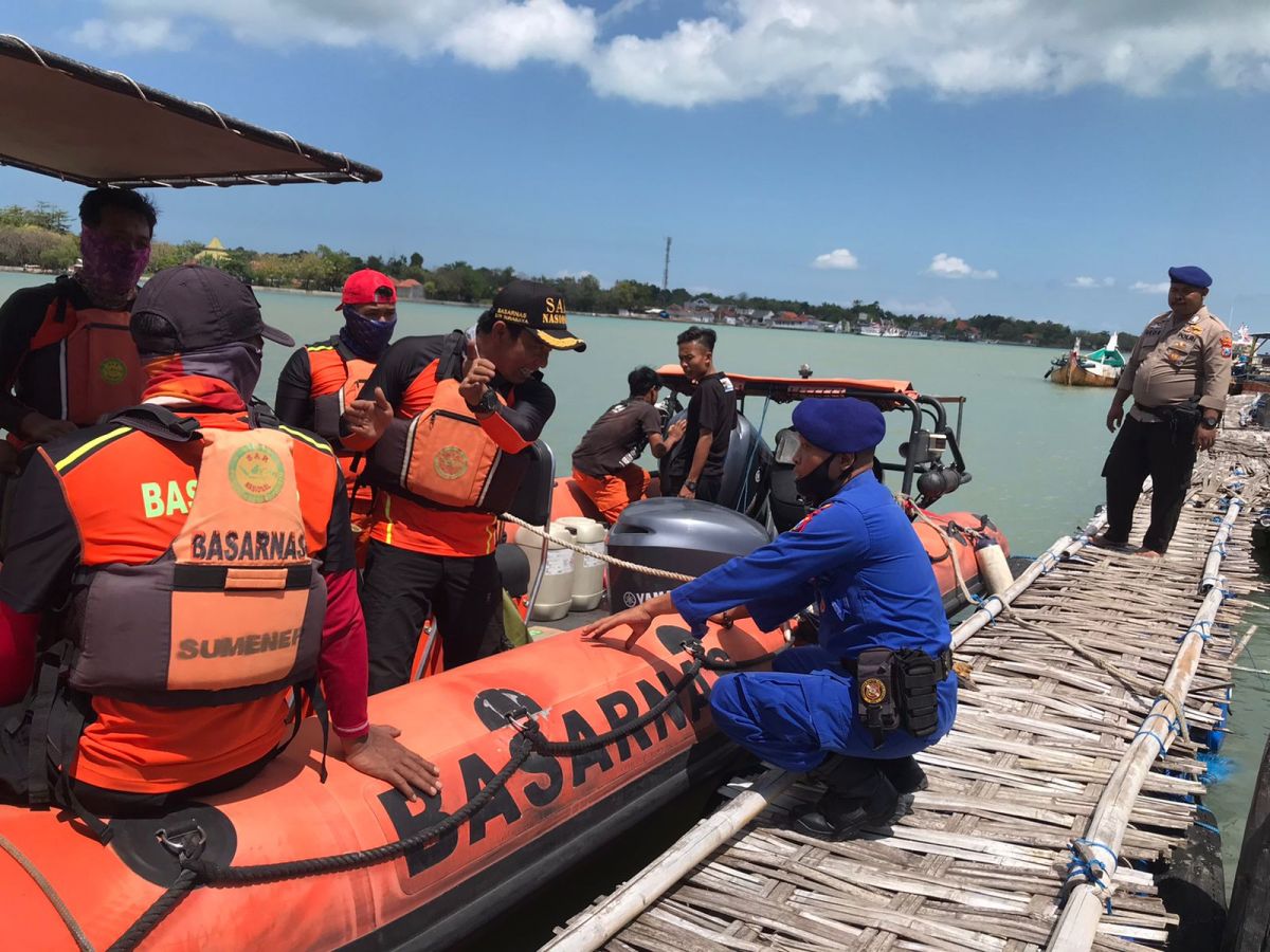 Tim SAR, Polair dan sejumlah pihak yang membantu pencariannya KLM Cinta Kembar berangkat ke tengah laut.(Foto: UPP Sapeken for jatimnow.com)
