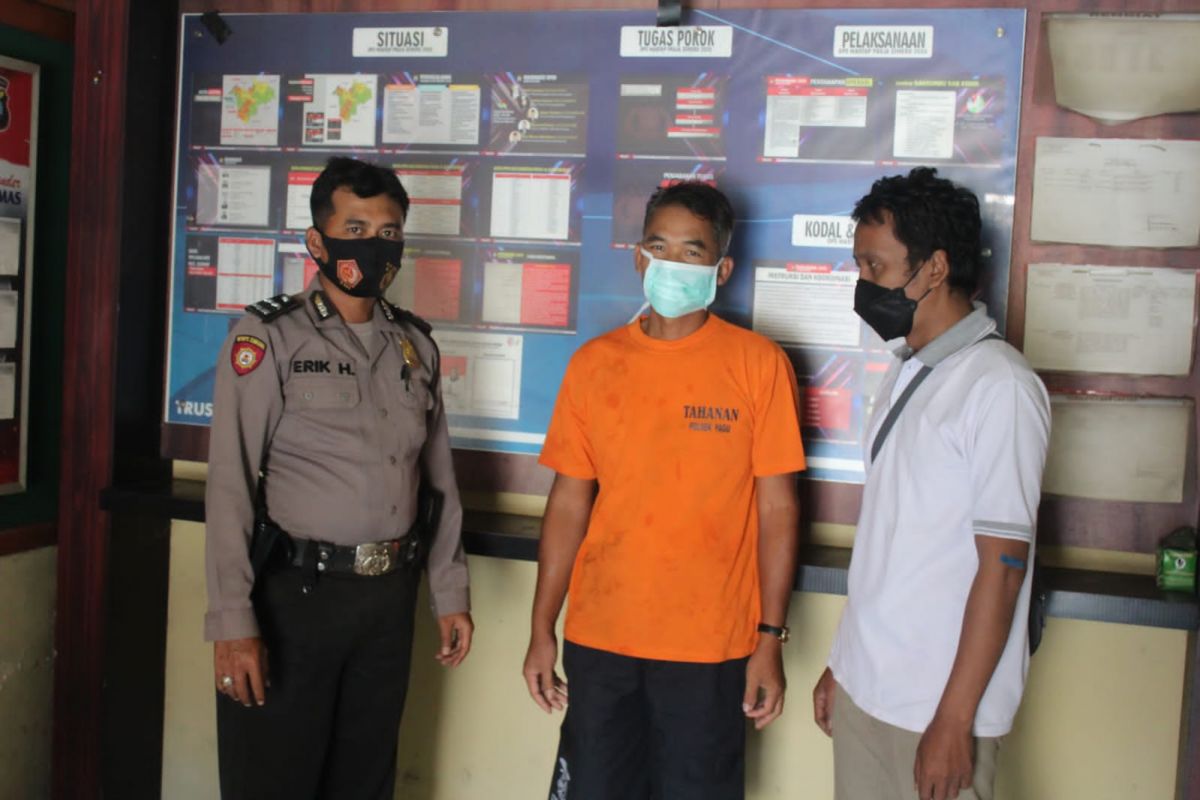 Pelaku saat diamankan di Polsek Pagu.(Foto: Humas Polsek Pagu/jatimnow.com)