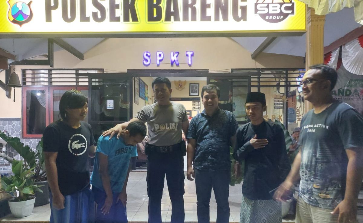 Pelaku saat diamankan di Polsek Bareng. (Foto: Polsek Bareng/jatimnow.com)