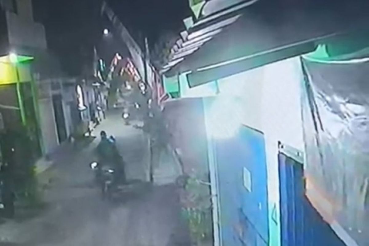 Aksi pencurian motor milik atlet bulu tangkis asal Surabaya, terekam CCTV. (Foto: Nasrullah for jatimnow.com)