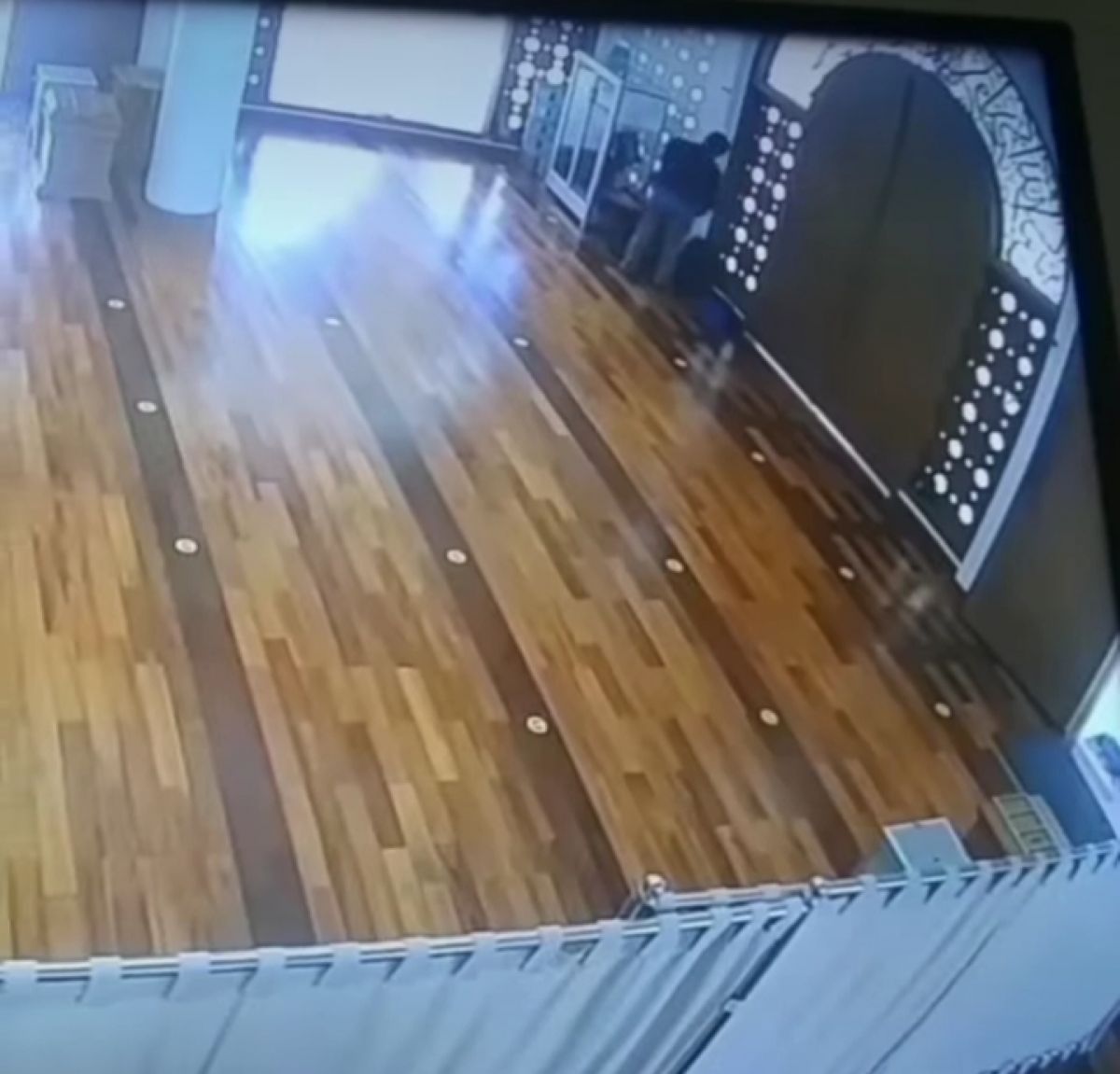 Pencurian Tas di Masjid Raden Rahmat Kota Malang Terekam CCTV