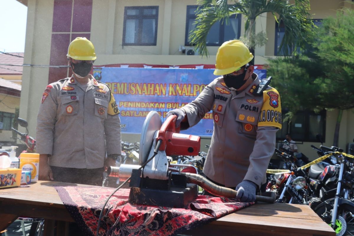 Polisi Hancurkan Ratusan Knalpot di Magetan