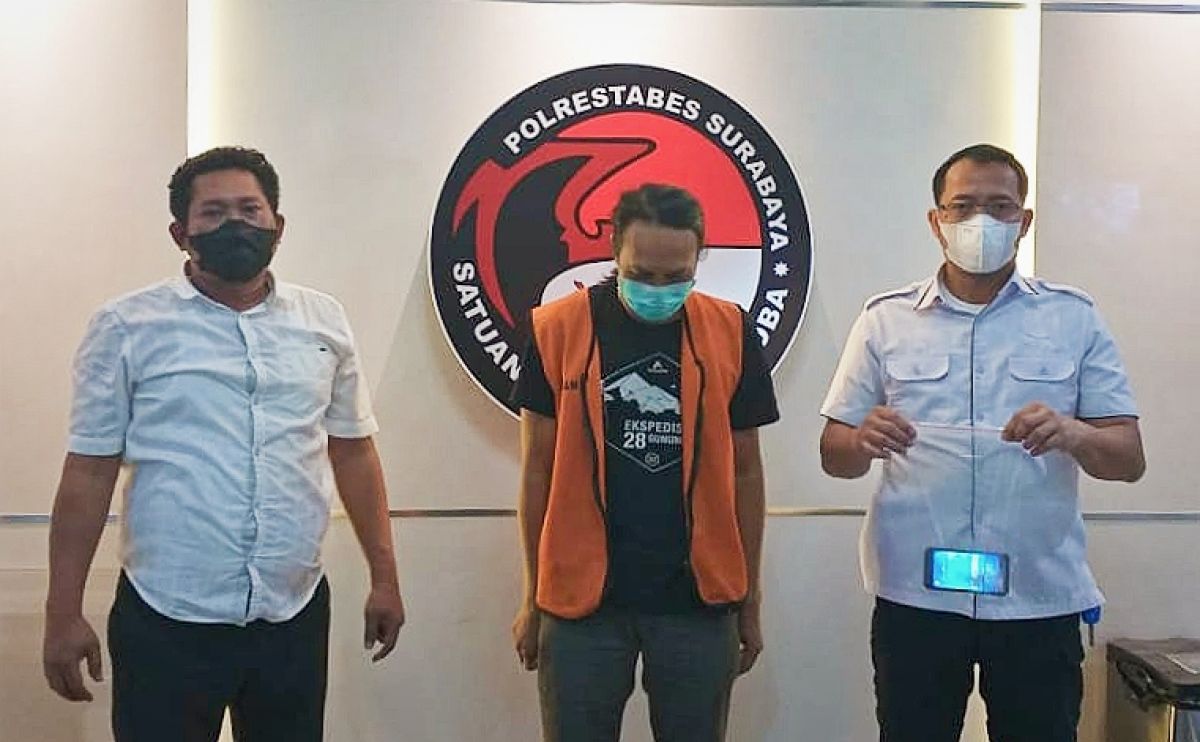 Pelaku AA saat diamankan di Mapolrestabes Surabaya. (Foto: Satnarkoba Polrestabes Surabaya/jatimnow.com)