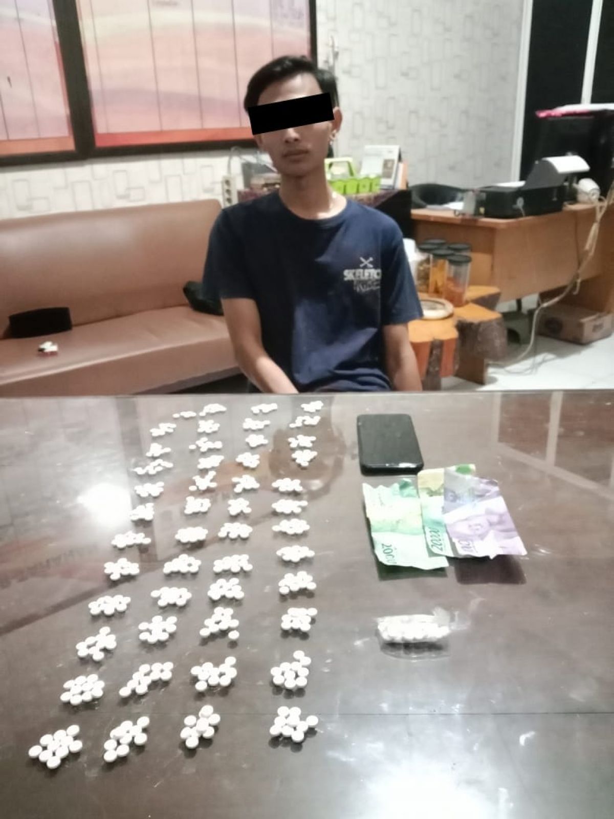 AH saat diamankan di Polsek Pakisaji.(Foto: Humas Polres Malang)