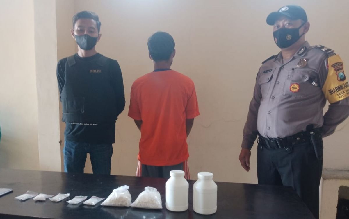 Pengedar pil koplo diamankan bersama barang bukti (Foto: Humas Polsek Ngancar/jatimnow.com)