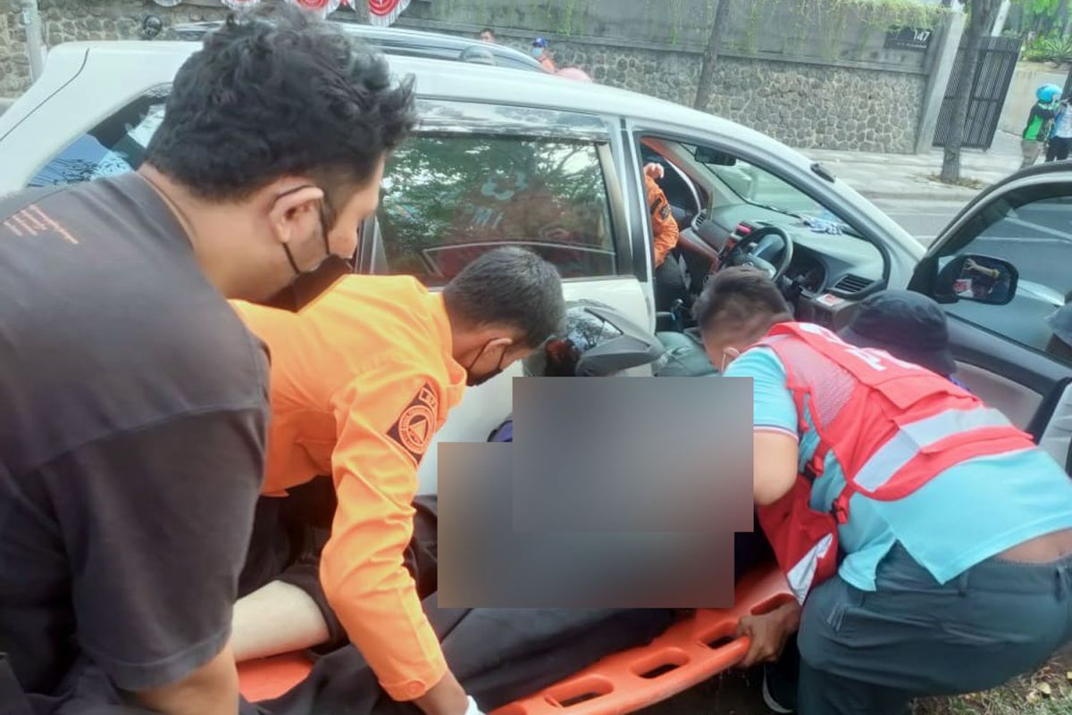 Jasad korban saat dievakuasi petugas gabungan (Foto: Info Kedaruratan 112 Surabaya)