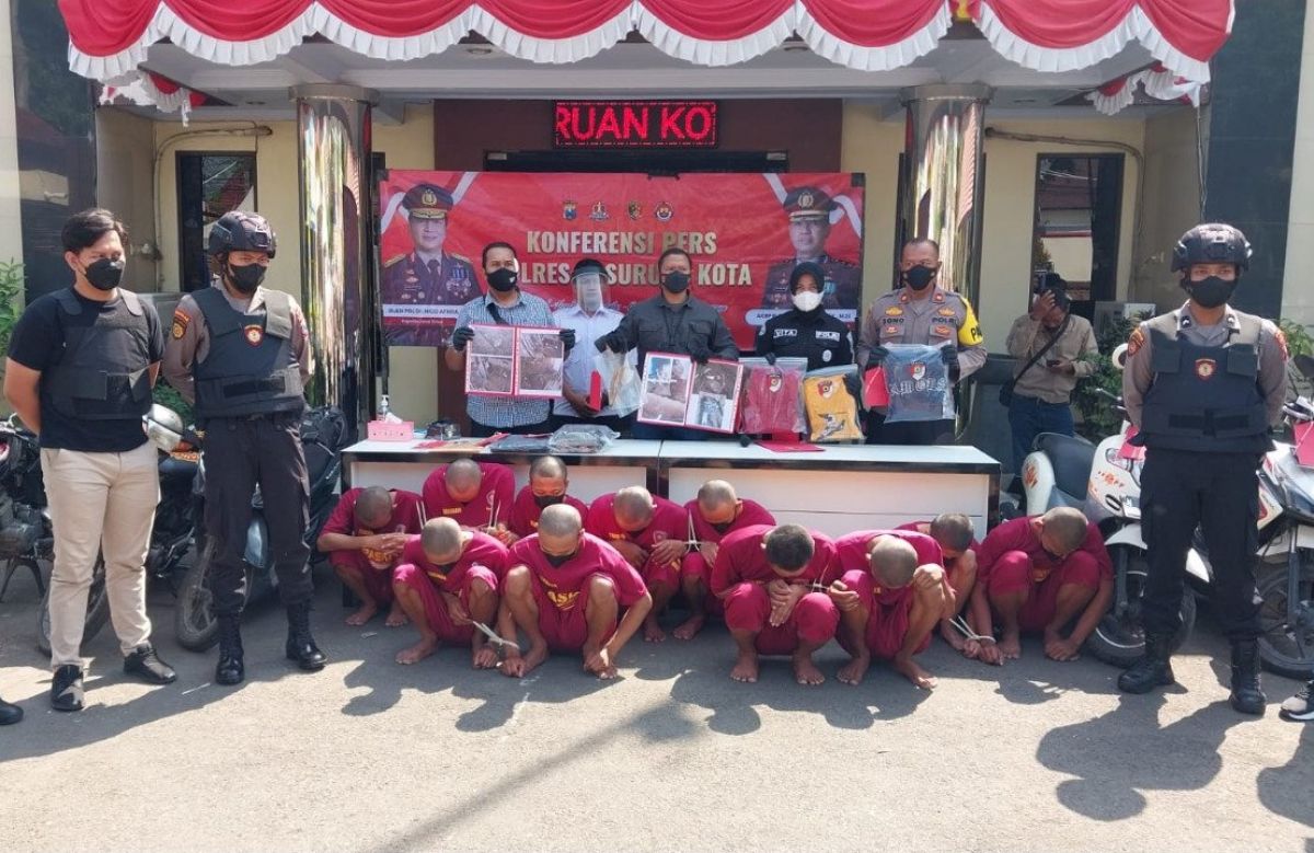 Tersangka pengeroyokan dan pembacokan saat ungkap di Mapolres Pasuruan. (Foto: Moch Rois/jatimnow.com)