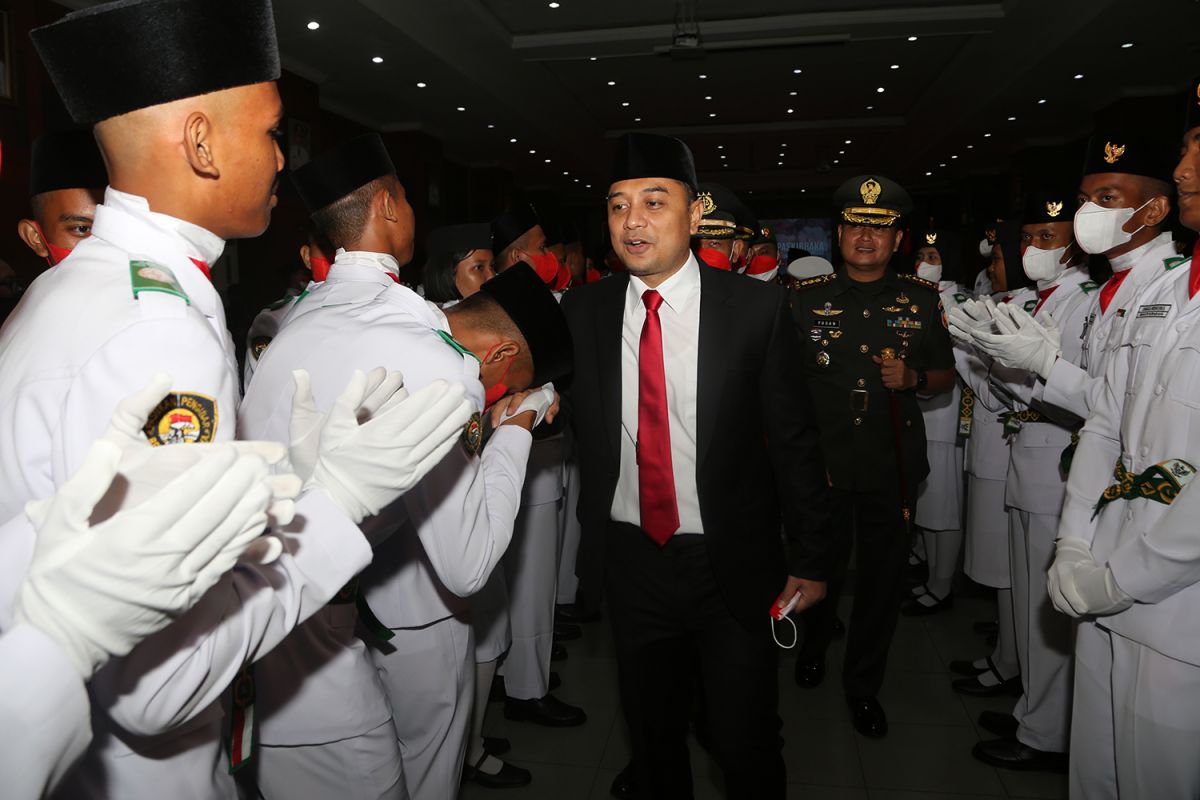 Kukuhkan Paskibraka, Eri Cahyadi: Kobarkan Semangat Bangun Surabaya