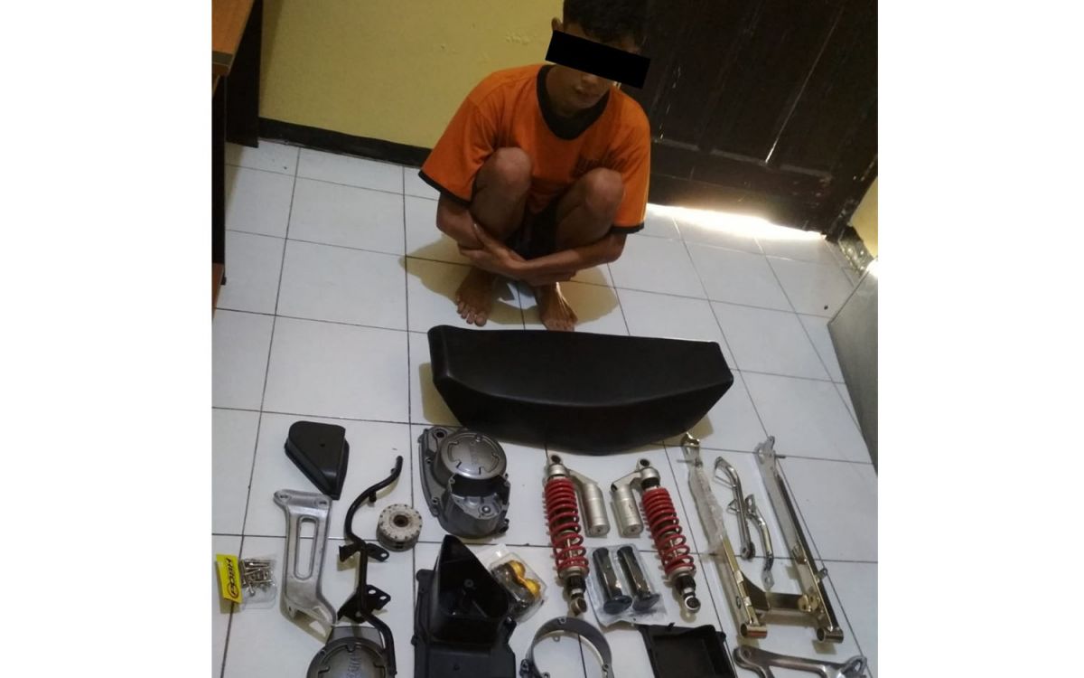 Pelaku M Halil Aska bersama barang bukti diamankan di Mapolsek Gondanglegi (Foto: Humas Polres Malang)