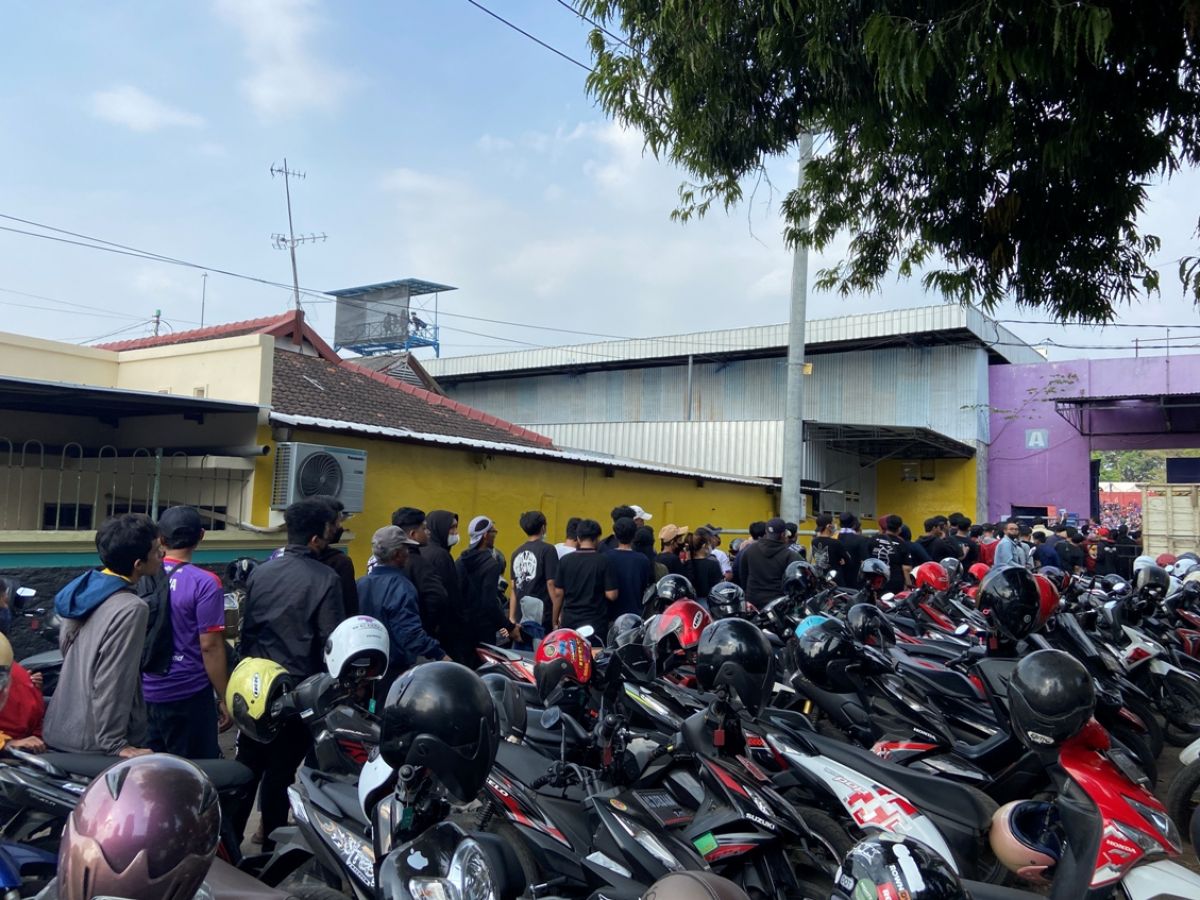 Antrean mengular di laga kandang perdana Persik Kediri Vs Bhayangkara FC.(Foto: Yanuar Dedy/jatimnow.com)